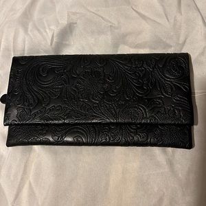 ili New York Bi-fold Wallet Black Tooled Leather